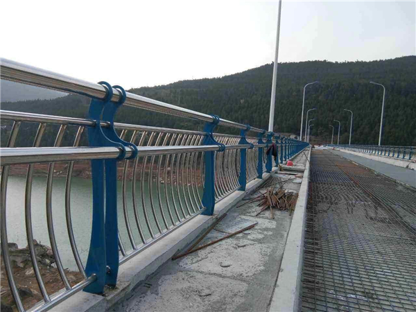 丰台不锈钢桥梁护栏的特点及其在桥梁安全中的重要作用