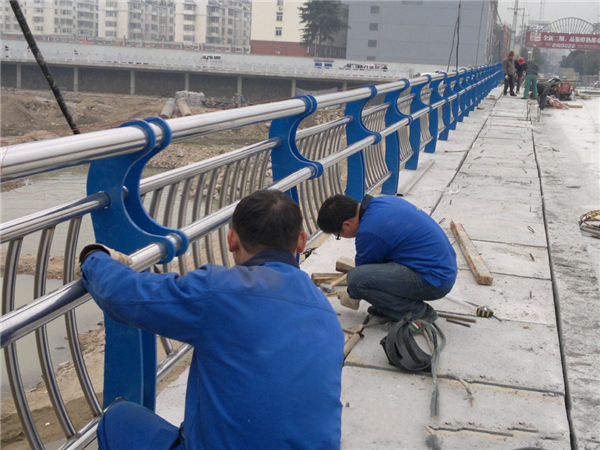 丰台不锈钢河道护栏的特性及其在城市景观中的应用