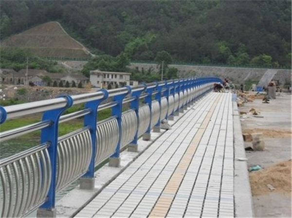 丰台不锈钢桥梁护栏的特性及其在现代建筑中的应用